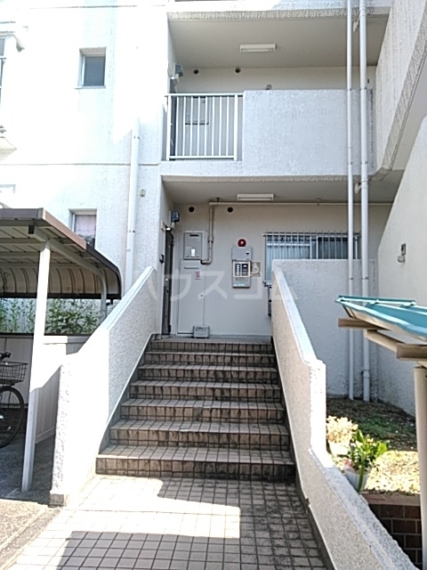 27/30 エントランス