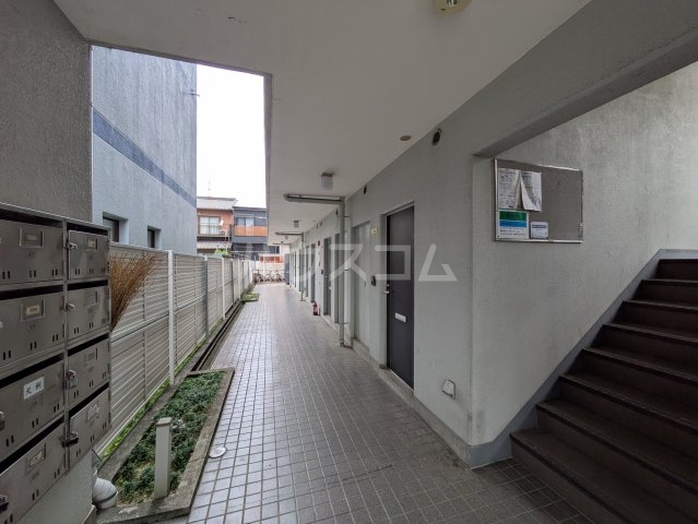 18/25 エントランス