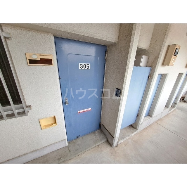 27/28 エントランス