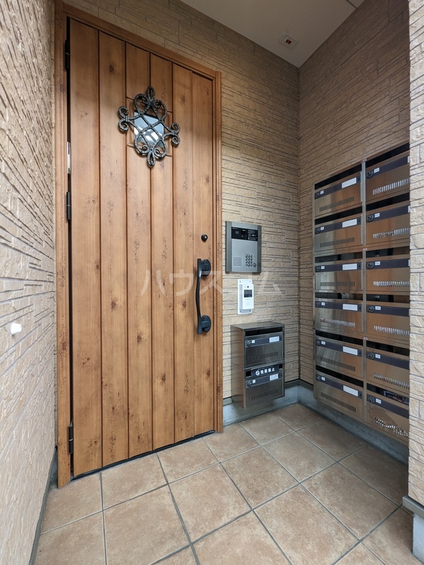 23/25 エントランス