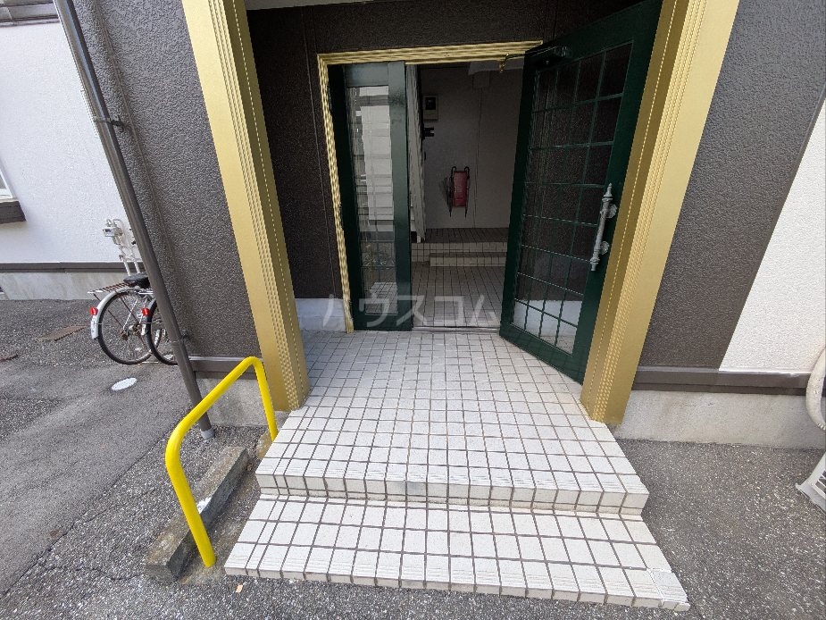 23/30 エントランス