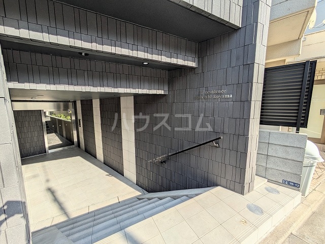 23/30 エントランス