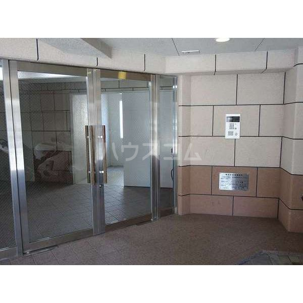 16/23 エントランス