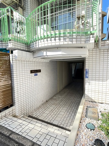 28/30 エントランス