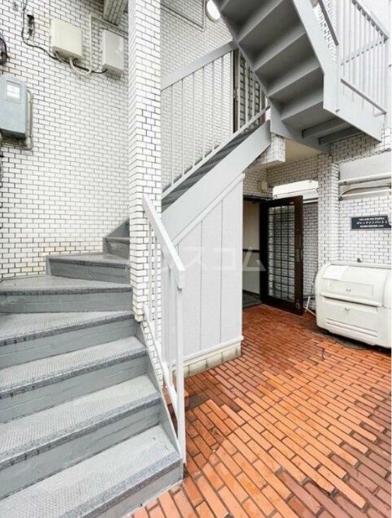 13/14 エントランス