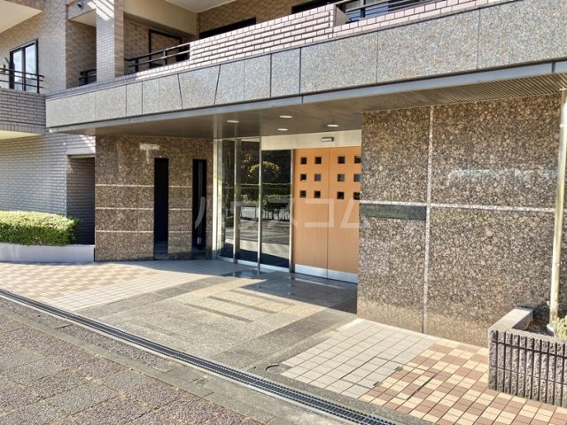 18/27 エントランス