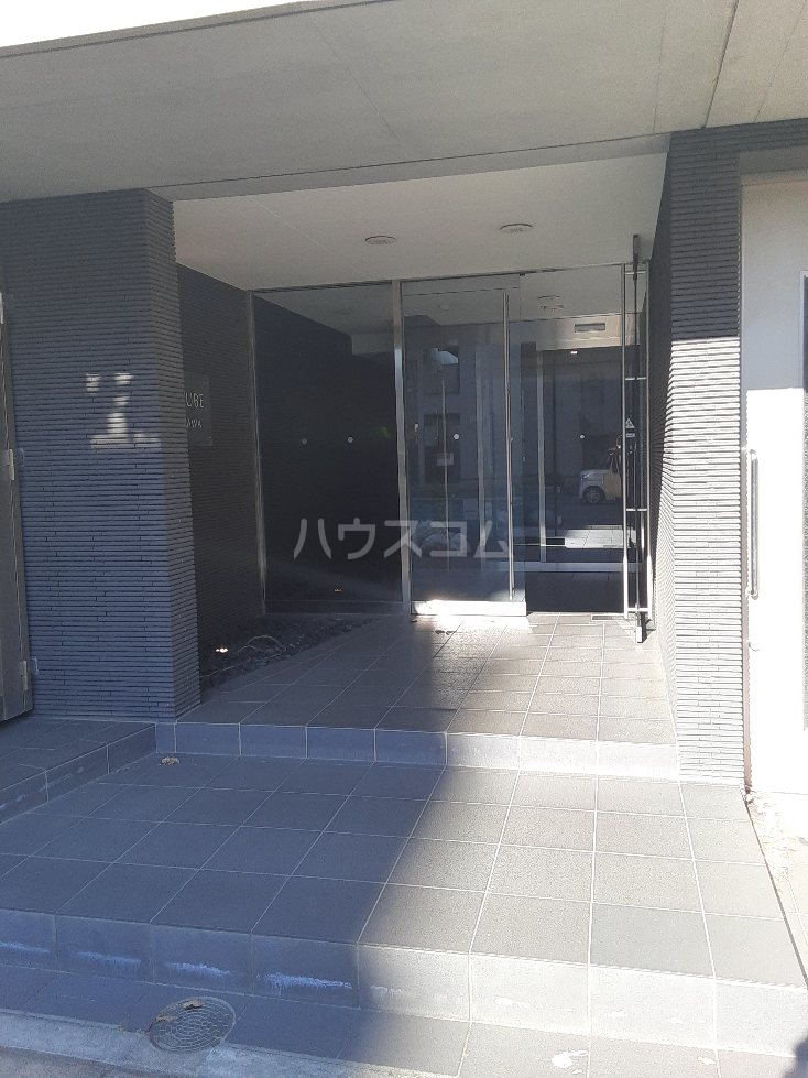 27/28 エントランス