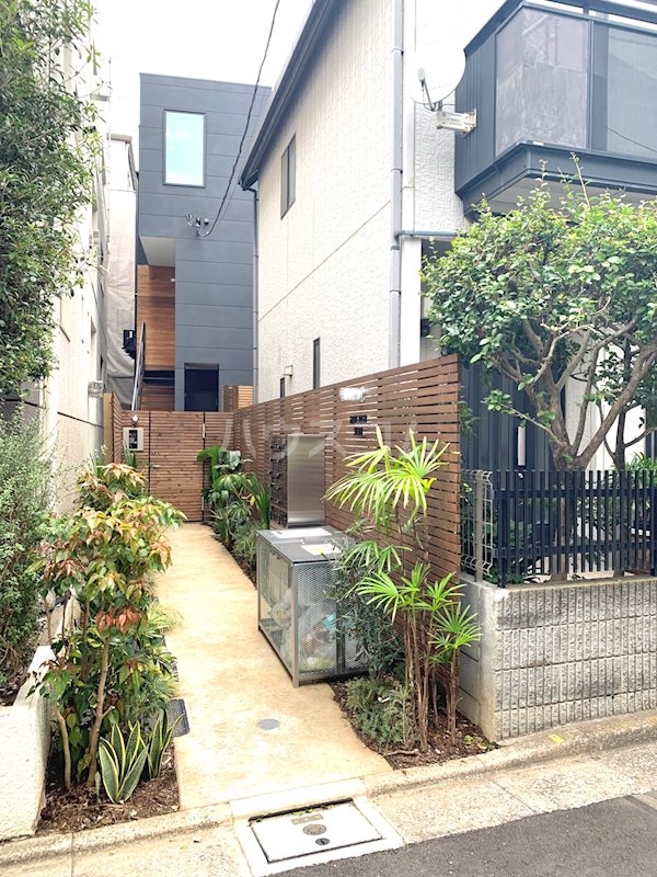 23/30 エントランス