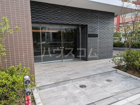 24/30 エントランス