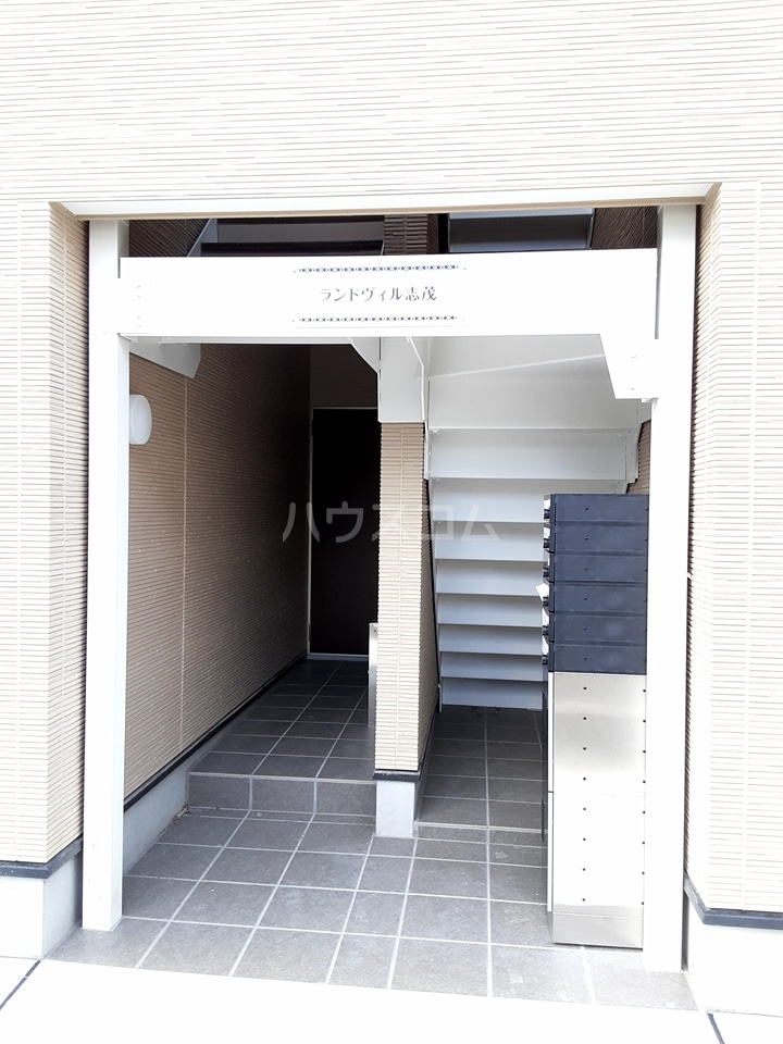 24/27 エントランス