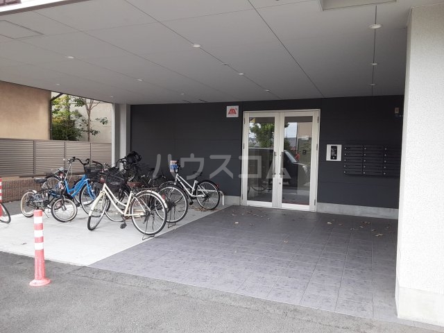 23/30 エントランス