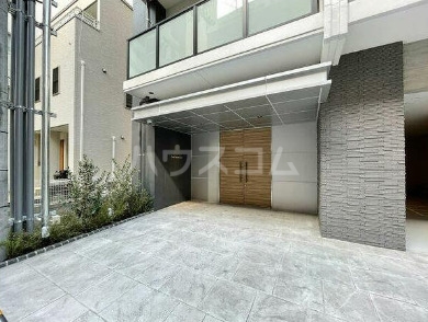 18/23 エントランス