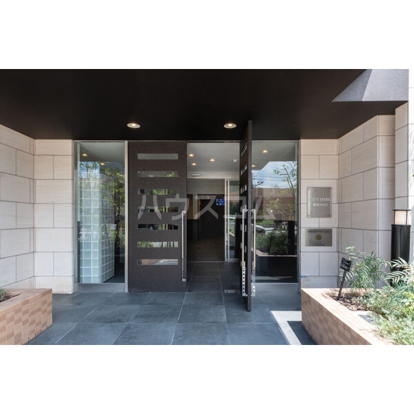 21/27 エントランス