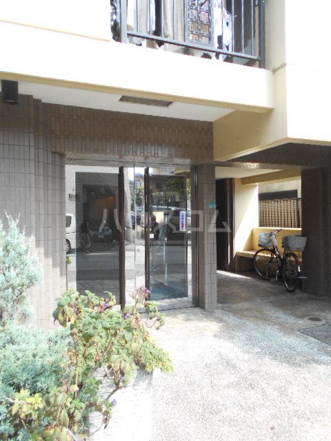 23/26 エントランス