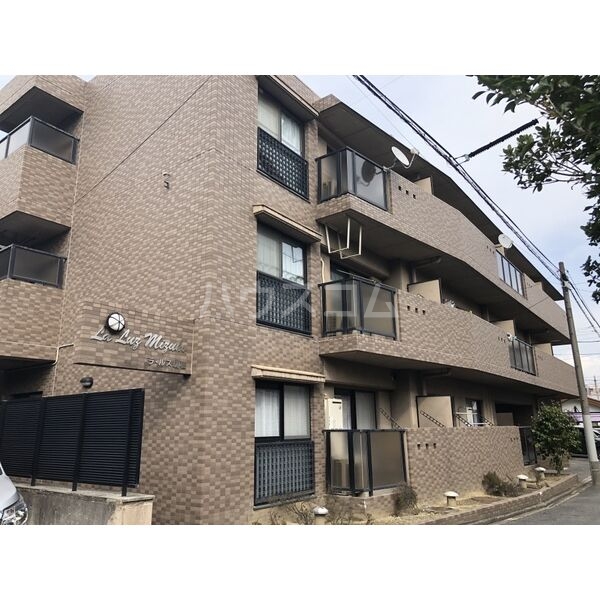 27/30 エントランス