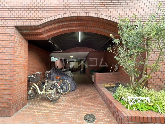 24/30 エントランス