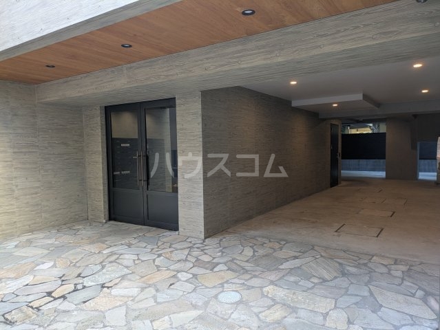 25/27 エントランス