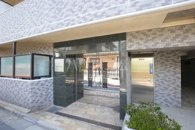 21/26 エントランス