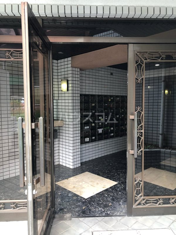 21/30 エントランス