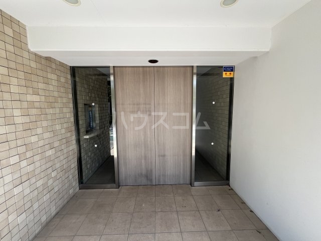 27/29 エントランス