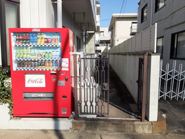 26/27 エントランス