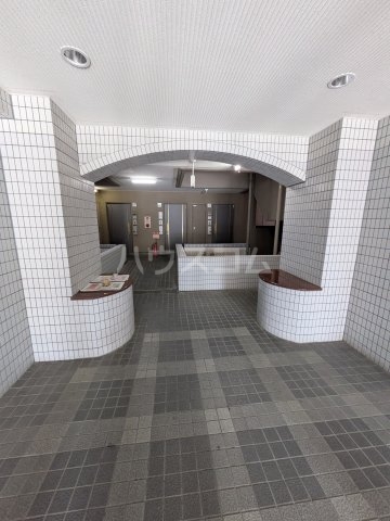 25/30 エントランス