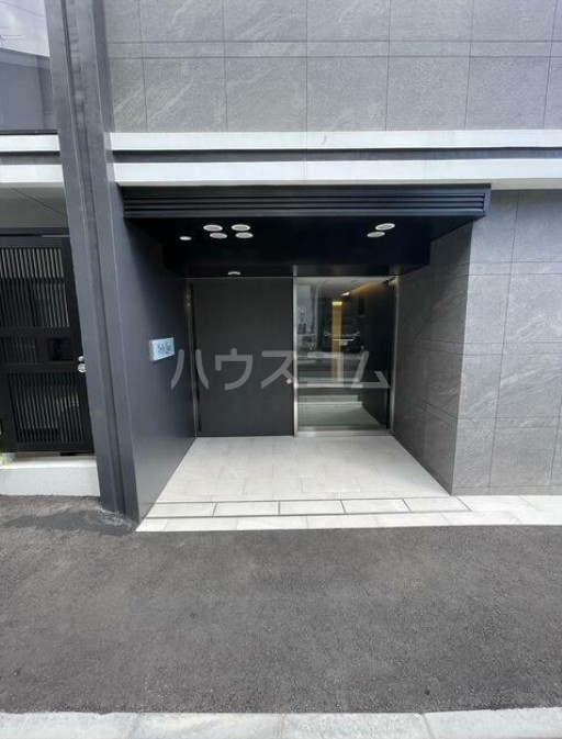 22/27 エントランス