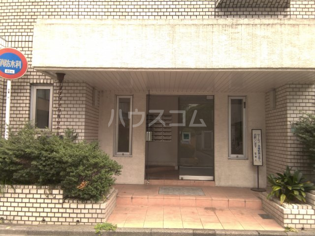 23/28 エントランス