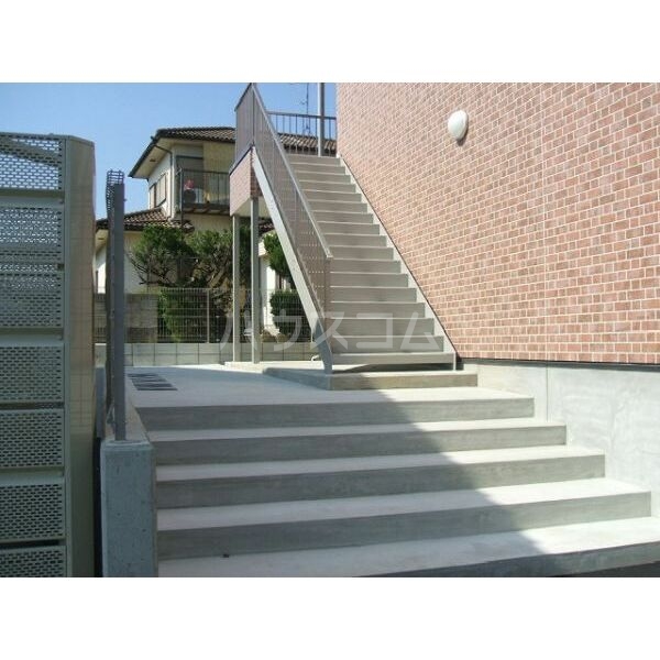 24/30 エントランス