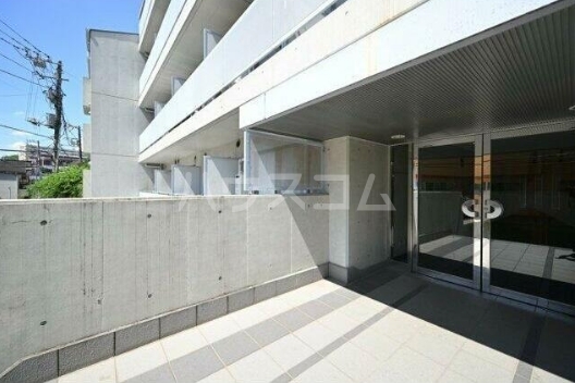 21/22 エントランス