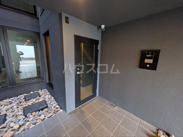 23/27 エントランス