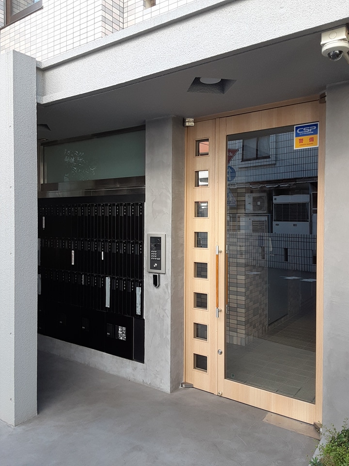 27/30 エントランス