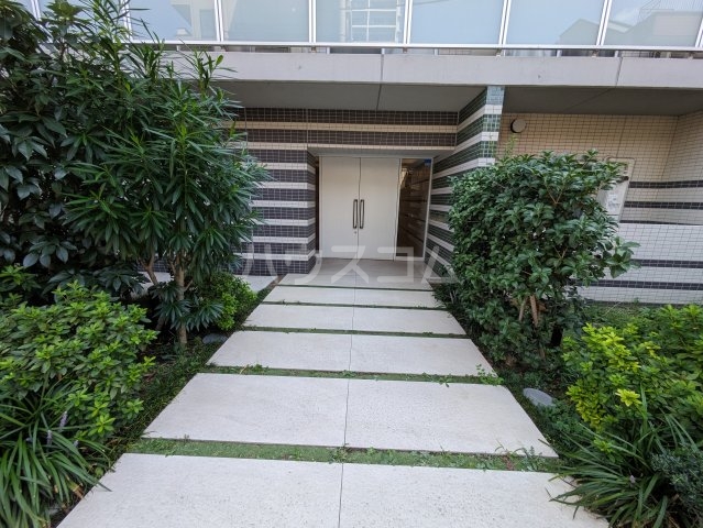 22/23 エントランス