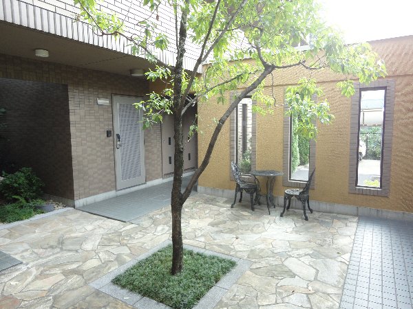 26/30 エントランス