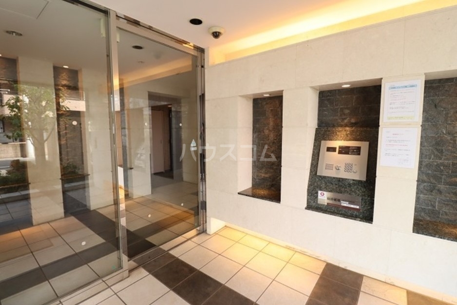 16/19 エントランス