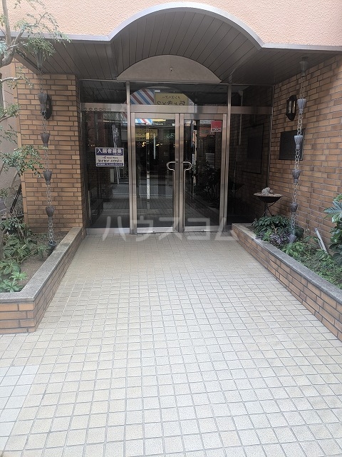 27/30 エントランス