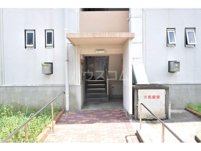 16/23 エントランス