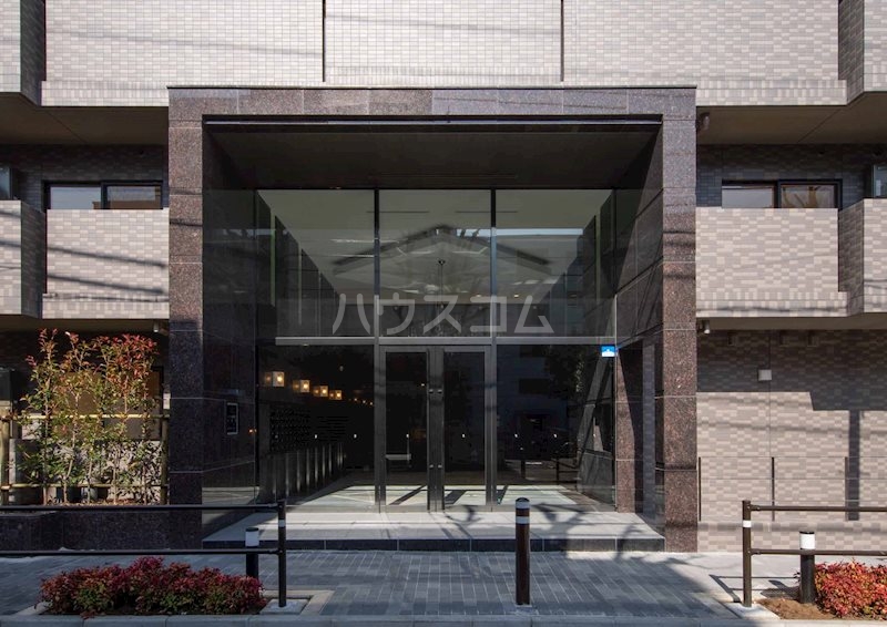 19/27 エントランス