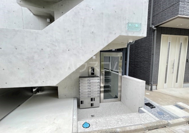 27/30 エントランス