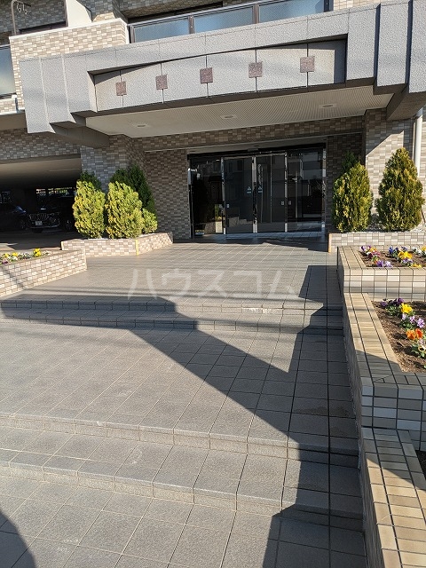 27/30 エントランス