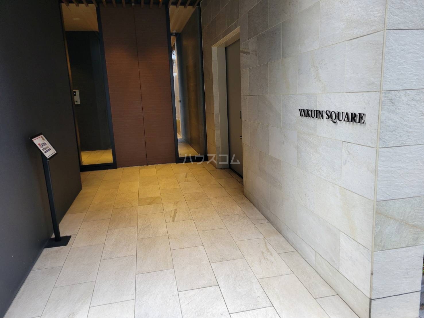 18/21 エントランス