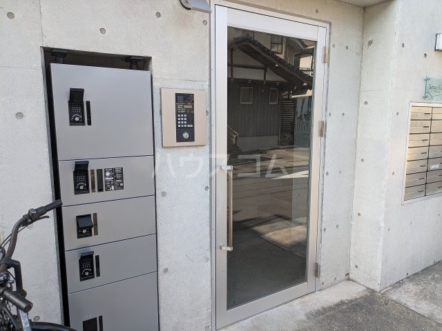 26/27 エントランス