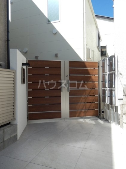 16/16 エントランス