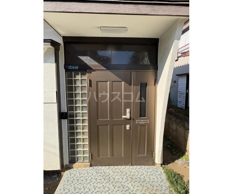 23/30 エントランス