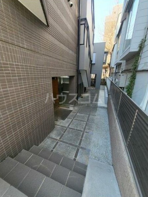 16/19 エントランス