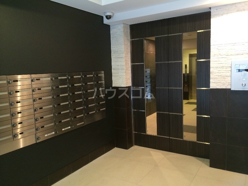 24/30 エントランス