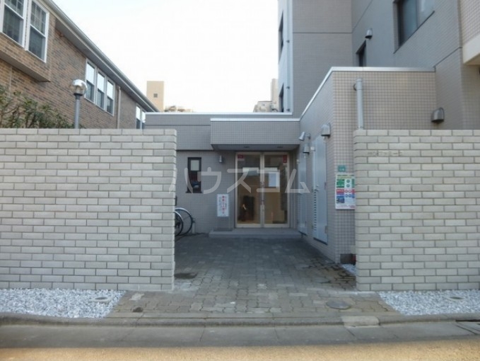 19/27 エントランス