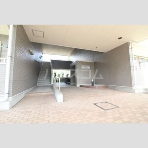 15/23 エントランス