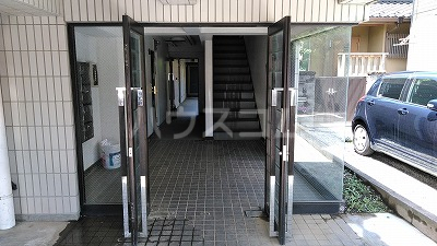 27/30 エントランス