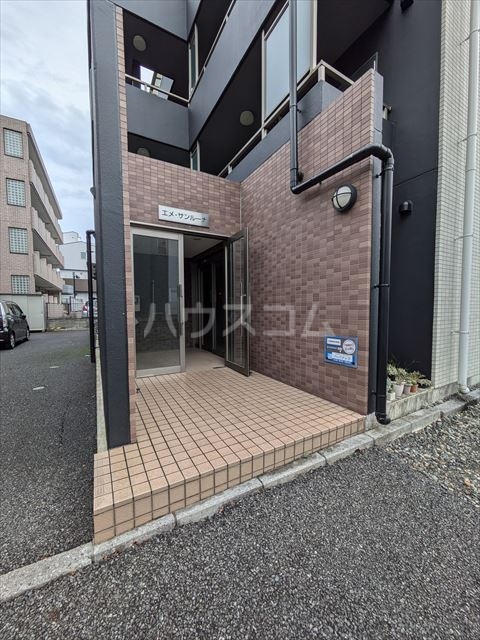 27/30 エントランス